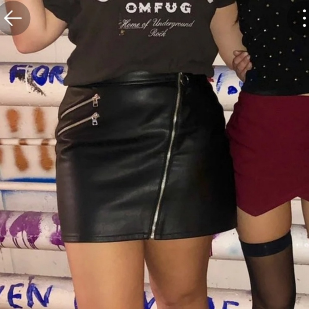 Like new faux leather mini skirt size 8 - Picture 2 of 5
